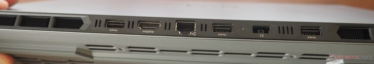 Achterkant: 3x USB-A 3.2 Gen1, HDMI 2.1, RJ-45, voeding