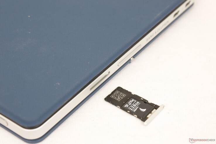 Een naald is nodig voor toegang tot de MicroSD-sleuf