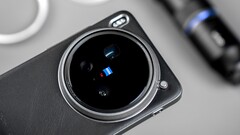 De Vivo X200 Ultra met grip en teleconverter: Recensenten hebben al geweldige foto&#039;s en video&#039;s gemaakt met het nieuwe vlaggenschip met Zeiss-camera (Foto bron: Weibo)