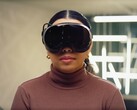 De Steam Frame VR-headset, afgebeeld op een gamer