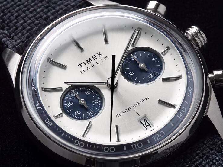 Close-up van de Timex Marlin Jet Chronograph TW2Y89900, met zijn zilverwitte wijzerplaat, marineblauwe subwijzerplaten, opgelegde uurmarkeringen, staafwijzers, tachymeterschaal en datumvenster.