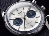 Close-up van de Timex Marlin Jet Chronograph TW2Y89900 met zijn zilverwitte wijzerplaat, marineblauwe subwijzerplaten, opgelegde uurmarkeringen, staafvormige wijzers, tachymeterschaal en datumvenster.