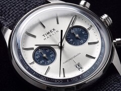 Close-up van de Timex Marlin Jet Chronograph TW2Y89900 met zijn zilverwitte wijzerplaat, marineblauwe subwijzerplaten, opgelegde uurmarkeringen, staafvormige wijzers, tachymeterschaal en datumvenster.