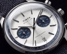 Close-up van de Timex Marlin Jet Chronograph TW2Y89900 met zijn zilverwitte wijzerplaat, marineblauwe subwijzerplaten, opgelegde uurmarkeringen, staafvormige wijzers, tachymeterschaal en datumvenster.