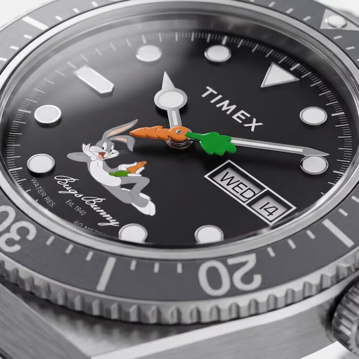Close-up van de zwarte wijzerplaat van de Timex Looney Tunes x M79 Automatic, waarbij Bugs Bunny en de secondewijzer in de vorm van een wortel worden uitgelicht,
