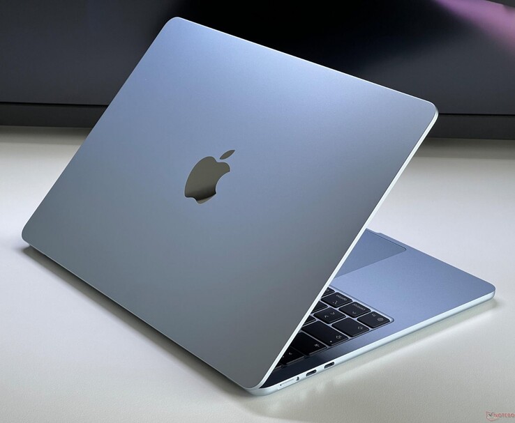 Apple MacBook Air in blauwe afwerking met slank aluminium ontwerp (Afbeelding bron: Notebookcheck)