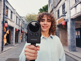 Een vrouw loopt over straat terwijl zij filmt met de Portalcam