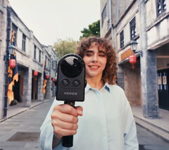 Een vrouw loopt over straat terwijl zij filmt met de Portalcam
