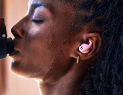 De Powerbeats Fit zijn verkrijgbaar in vier kleuren, waaronder roze. (Afbeeldingsbron: Apple)