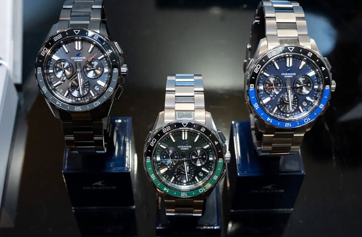 Drie Casio Oceanus OCW-P3000-horloges in blauw, groen en zwart, naast elkaar geplaatst.