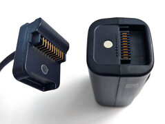 Magneten houden de kabel aan de batterij vast. (Afbeeldingsbron: Notebookcheck)