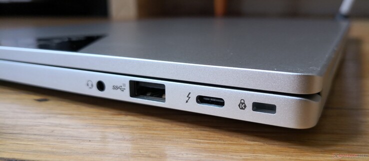 Rechts: 3,5 mm combi-audio, USB-A 3.2 Gen. 2, USB-C met Thunderbolt 4 + Power Delivery + DisplayPort, Kensington-slot