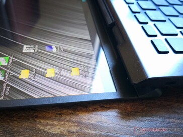 De glanzende touchscreen-laag is niet van rand tot rand of van Gorilla Glass, zoals bij de meeste andere laptops met aanraakfunctionaliteit