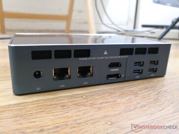Achterkant: AC-adapter, 2x Gigabit RJ-45, HDMI 2.0, DisplayPort, 2x USB-A 3.0, 2x USB-A 2.0