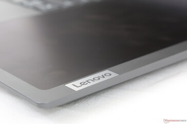 8-inch mat secundair touchscreen neemt een groot deel van het toetsenbord in beslag