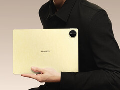 De MatePad Pro 13.2 (2025) is al met al een relatief grote tablet. (Afbeeldingsbron: Huawei)