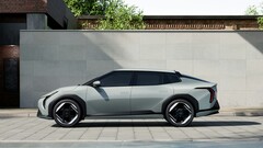 Een Kia EV4 geparkeerd voor een gebouw (Afbeelding bron: Hyundai Motor Group via Unsplash)