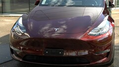 De Berlijnse Model Y in Midnight Cherry Red (foto: Vision E Drive/YT)