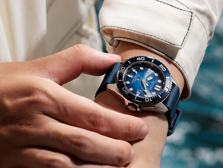 Een persoon met aan de pols het Citizen Promaster Marine-model BN0267-04L, met een blauwe wijzerplaat met kleurverloop en een blauwe band.