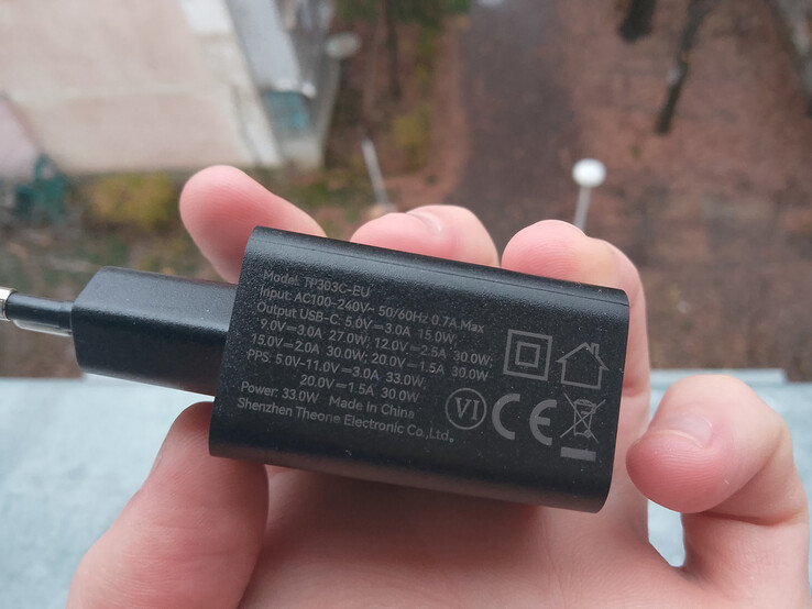 De telefoon is zeker niet bang om te vallen, maar de oplader misschien wel. (Afbeeldingsbron: Sergey Tarasov - Notebookcheck)