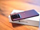De Motorola Edge 70 Pro is slank, maar beschikt niettemin over een grote batterij en draadloos opladen.