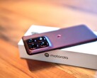 De Motorola Edge 70 Pro is slank, maar beschikt niettemin over een grote batterij en draadloos opladen.
