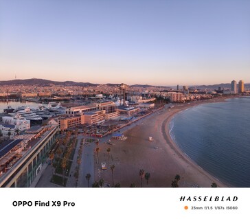 Problemen met de witbalans vanuit het raam op de 16e verdieping van het W Hotel in Barcelona bij zonsopgang.