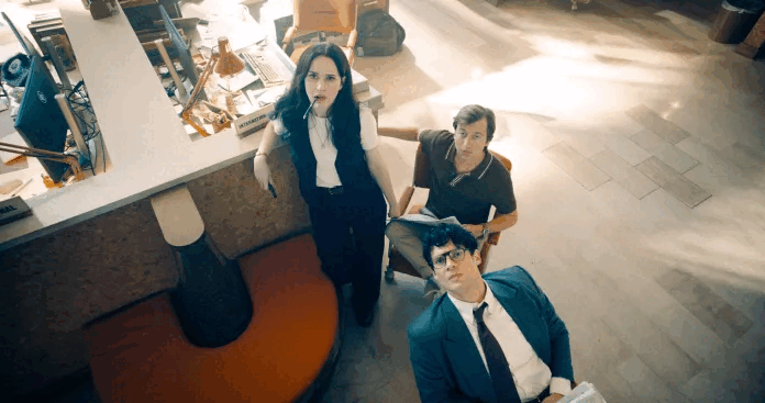 Lois, Jimmy en Clark kijken omhoog in de redactiekamer van de Daily Planet (Afbeeldingsbron: Warner Bros. Pictures / Foto door Jessica Miglio via Batman News)