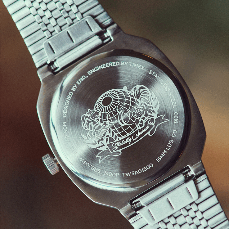 De achterkant van de Timex END. x Timex 1981 Reissue Inspired.