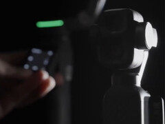 De DJI Osmo Pocket 4P op de achtergrond.