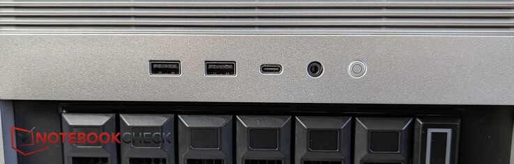 Voorkant: 2x USB-A 3.0, USB-C 3.0, Hoofdtelefoonaansluiting