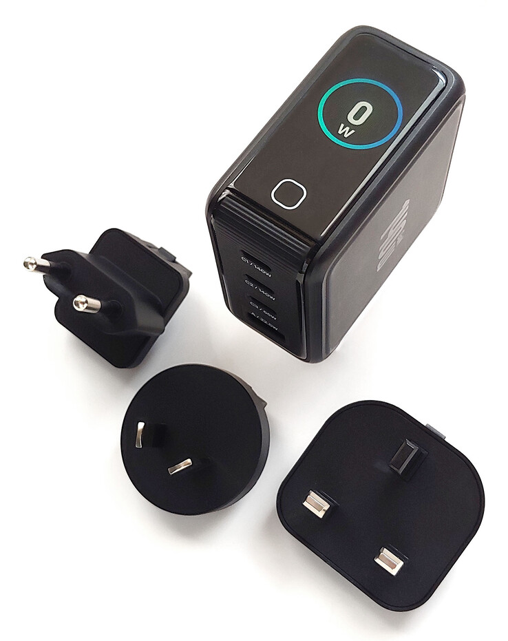 Vooraanzicht met AC-adapters.