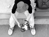 De DJI Neo staat op het punt om op te stijgen, zoals bevestigd door een FCC-certificering. Het wordt waarschijnlijk een superlichte en opvouwbare hover-drone. (Afbeeldingsbron: OsitaLV)