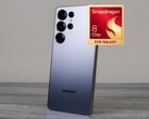 De Galaxy S26 Ultra heeft volgens de geruchten een upgrade van de batterijcapaciteit en oplaadmogelijkheden ten opzichte van zijn voorganger, die hier is afgebeeld. (Afbeelding bron: Notebookcheck, Qualcomm, bewerkt)