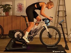 De Garmin Tacx NEO 3M kan verschillende oppervlakken simuleren, waaronder grind en kasseien. (Afbeelding bron: Garmin)