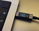 De Ugreen 240W USB-C-naar-USB-C-kabel met digitaal display in liggende stand
