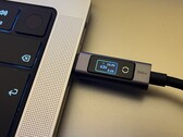 De Ugreen 240W USB-C-naar-USB-C-kabel met digitaal display in liggende stand