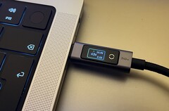 De Ugreen 240W USB-C-naar-USB-C-kabel met digitaal display in liggende stand