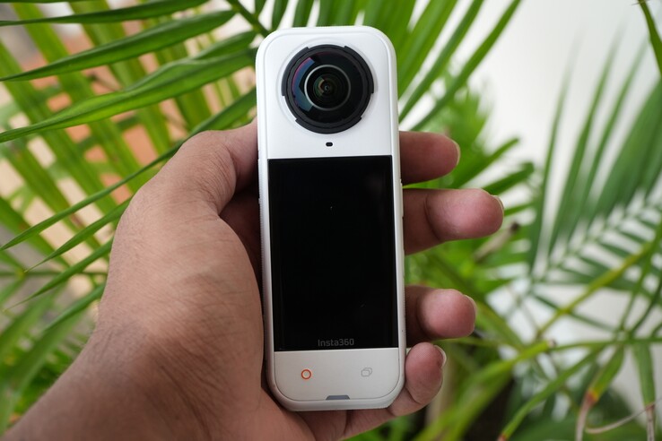 De Insta360 X5 in een satijnwitte uitvoering (Afbeelding bron: Abhinav Fating/Notebookcheck)