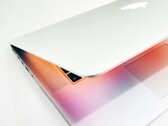 Naar verwachting zal Apple in de toekomst zowel een MacBook Pro met een LCD-scherm als een MacBook Ultra met een OLED-scherm aanbieden.