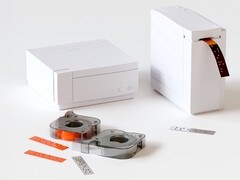 De Mangoslab Nemonic Dot kan braillelabels printen op basis van gesproken invoer met behulp van AI-vertaling.