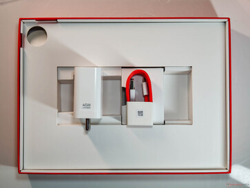 Een 45 W lader, een USB Type-A naar Type-C kabel en een SIM-uitwerpgereedschap (voor de 5G-versie) worden meegeleverd. (Afbeelding Bron: Notebookcheck)