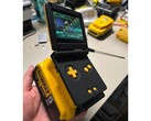 Een Reddit-gebruiker heeft een GBA gecombineerd met een DeWalt-batterij, waardoor de batterij theoretisch ongeveer 17 dagen meegaat. (Afbeeldingsbron: Bangooh via Reddit)