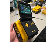 Een Reddit-gebruiker heeft een GBA gecombineerd met een DeWalt-batterij, waardoor de batterij theoretisch ongeveer 17 dagen meegaat. (Afbeeldingsbron: Bangooh via Reddit)