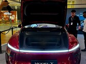 Nieuwe Tesla Model Y in Ultra Red kleur (Afbeelding bron: DaltyBrewer/X)