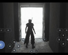 PC-game draait via DroidDeck op Android en toont een personage in een besneeuwd landschap met virtuele controllerknoppen.
