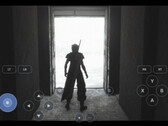 PC-game draait via DroidDeck op Android en toont een personage in een besneeuwd landschap met virtuele controllerknoppen.