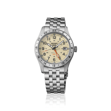 Vooraanzicht van de Seiko 5 Sports Field GMT HDB002 met een crèmekleurige wijzerplaat