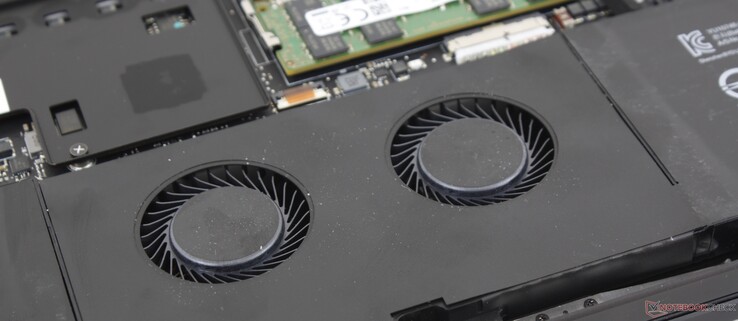 De Blade Pro 17 is de enige GeForce RTX gaming laptop met twee ventilatoren onder het clickpad om te helpen bij de koeling