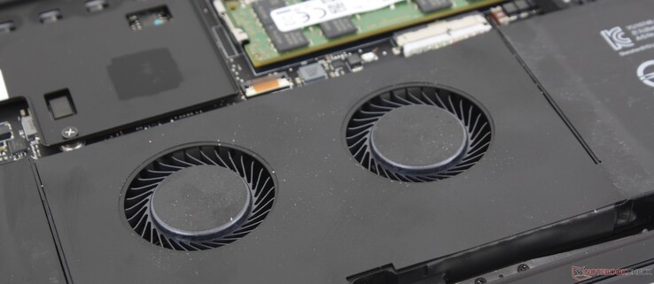 De Blade Pro 17 is de enige GeForce RTX gaming laptop met twee ventilatoren onder het clickpad om te helpen bij de koeling De Blade Pro 17 is de enige GeForce RTX gaming laptop met twee ventilatoren onder het clickpad om te helpen bij de koeling